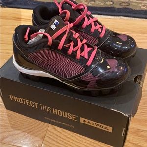 Girls Under Armour softball cleats sz 12 EUC